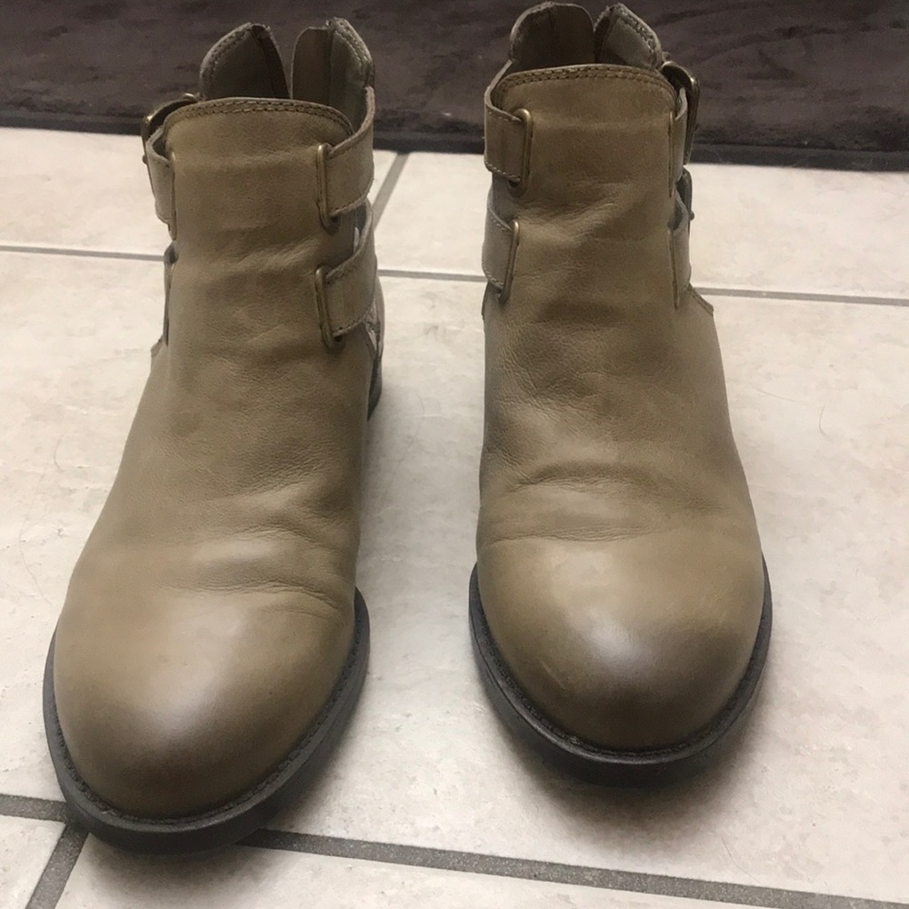 Bella Vita taupe booties